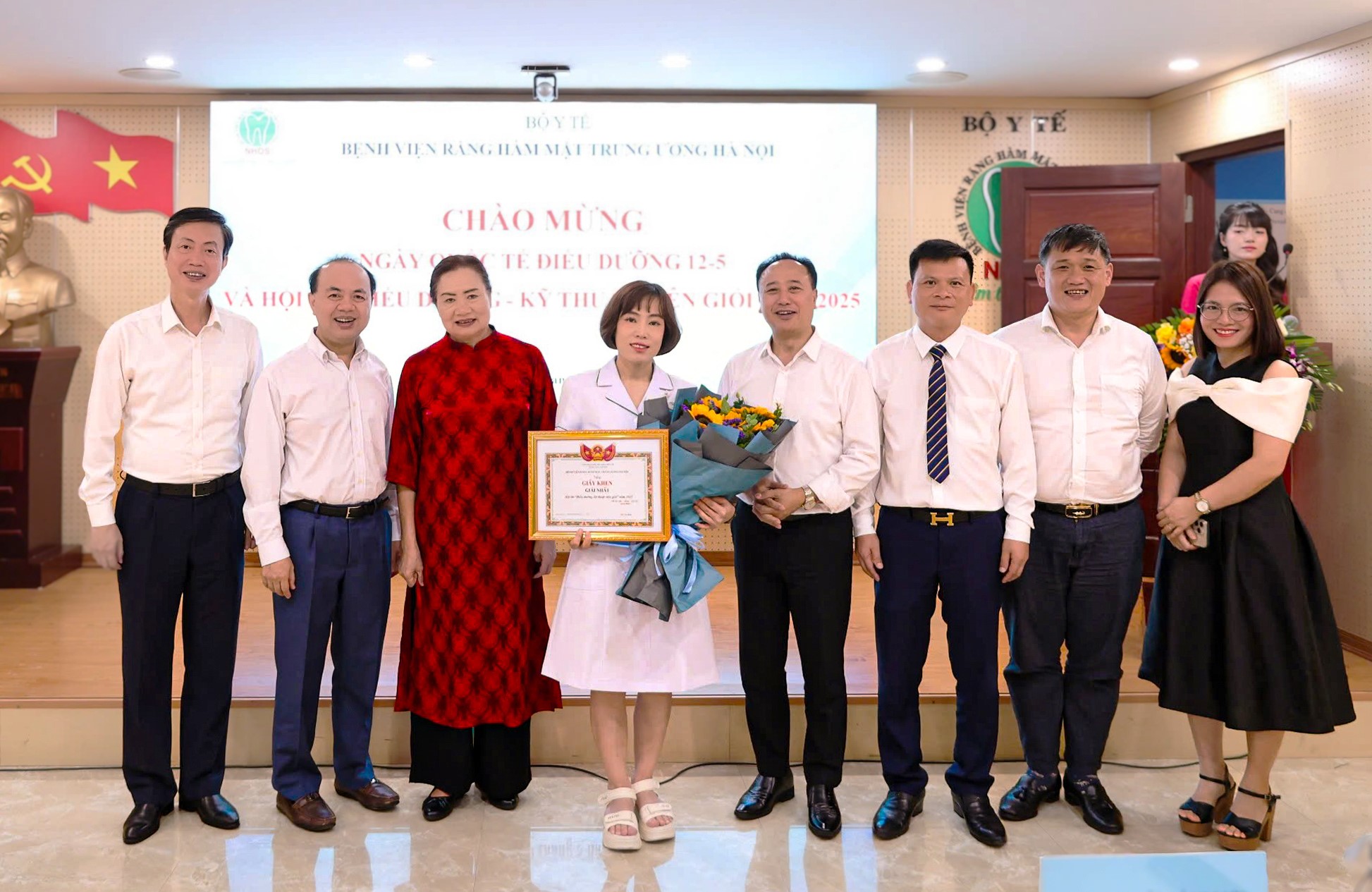 Ban tổ chức chụp hình với thí sinh đạt giải nhất. 